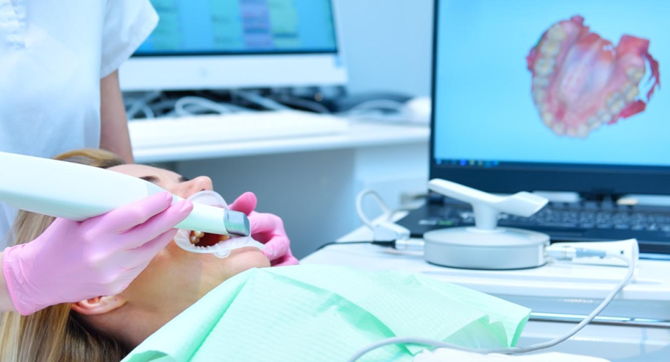 Utilisation du scanner intr-oral sur une patiente
