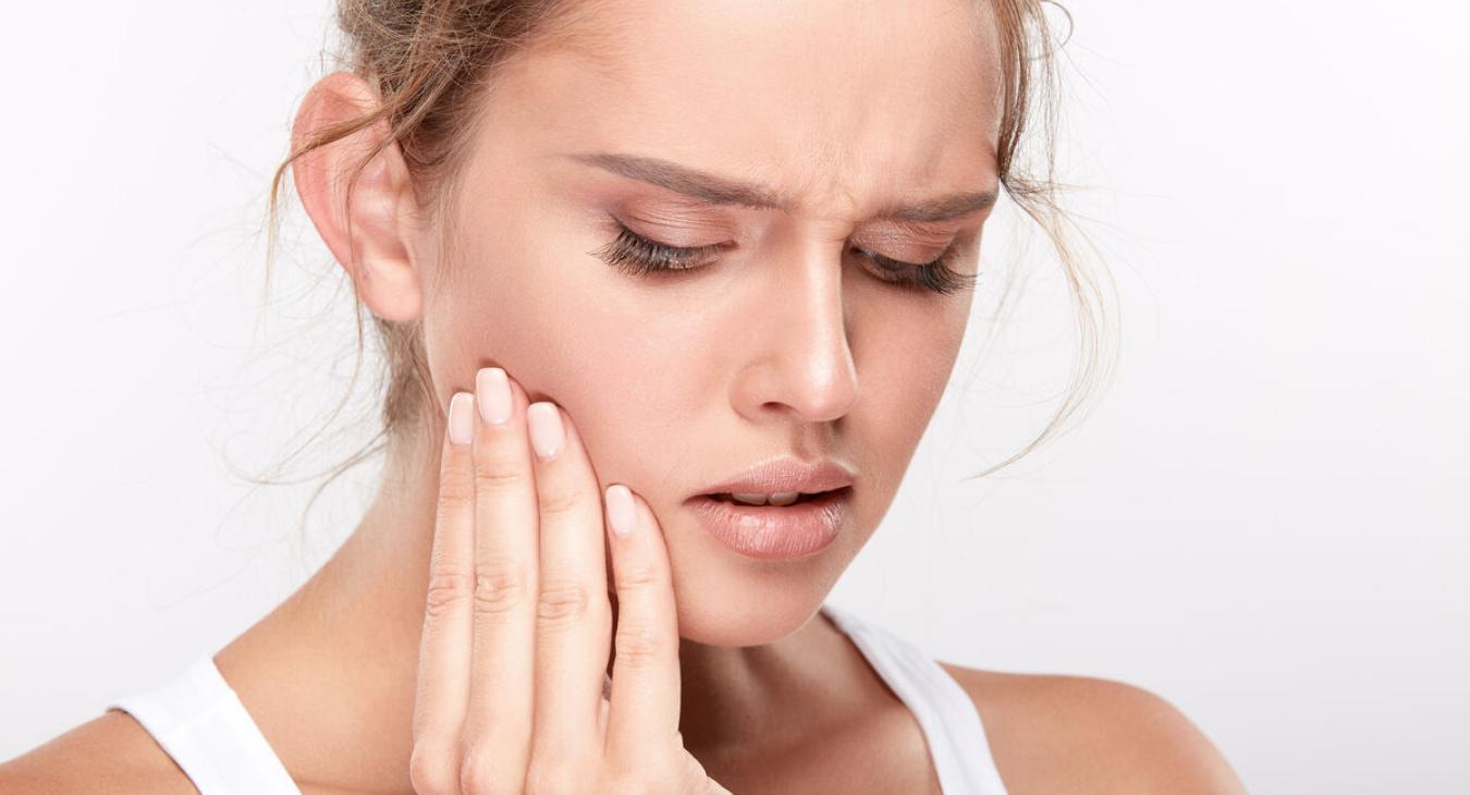 Patiente plaçant une gouttière Invisalign : pression contrôlée, pas de douleur aiguë