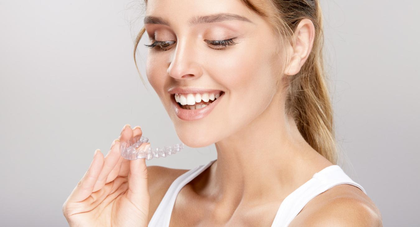 Appareil dentaire adulte : aligneurs transparents sur mesure