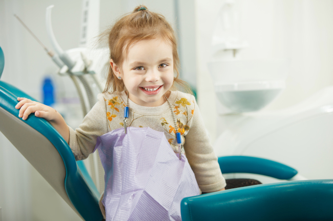 Visite d'un enfant chez l'orthodontiste 