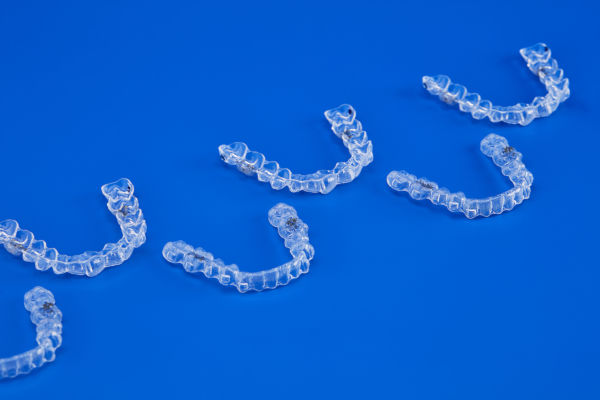 une série d'appareils dentaires transparents